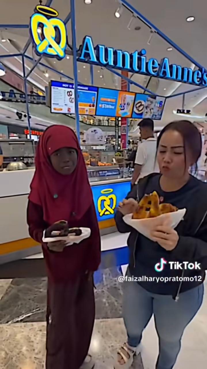 TikToker Lilis saat membuang roti pita (TikTok @faizalharyopratomo12)